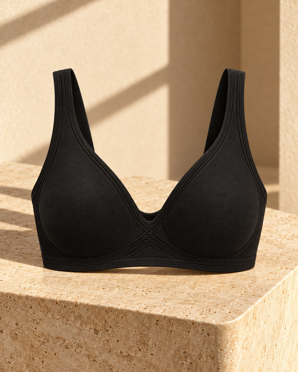 Soutien-gorge LaJelly coloris Noir posé sur du travertin